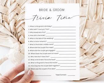 Może przedstawiać: Drukowana gra na wieczór panieński zatytułowana "Bride & Groom Trivia Time". Gra zawiera 15 pytań o parę, z miejscem na wpisanie odpowiedzi przez gości.