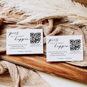 Puede incluir: Dos tarjetas blancas con texto negro y un c&oacute;digo QR en cada una. El texto en las tarjetas dice "Pics or it didn't happen. Scan the code with your smartphone and upload your photos. Share your photos with us. Chrissy + Matthew".