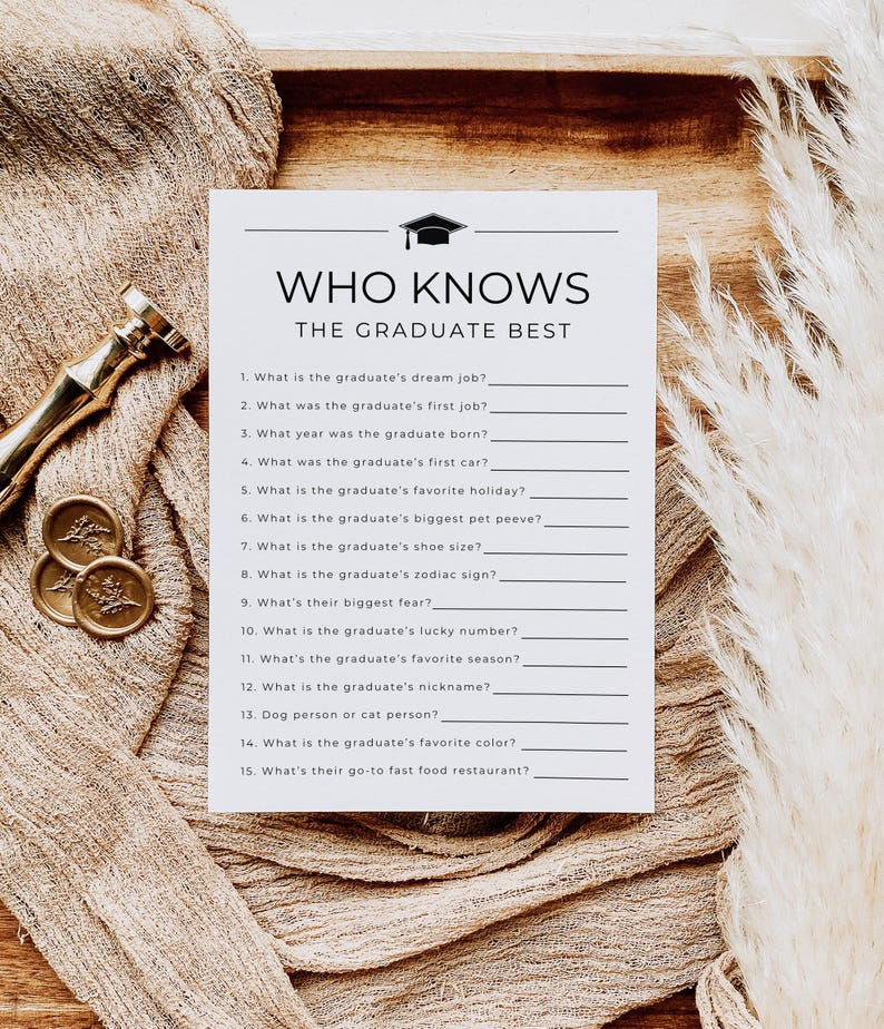 Op de afbeelding: Een spelkaart voor een afstudeerfeest met de tekst "WHO KNOWS THE GRADUATE BEST" en een afbeelding van een baret. De kaart bevat invulvragen over de voorkeuren en het leven van de afgestudeerde. De kaart ligt op een beige ondergrond met decoratieve elementen.