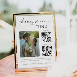 Puede incluir: Un cartel blanco con texto negro que dice "honeymoon fund" e incluye una foto de una pareja. El cartel también incluye códigos QR para Venmo y CashApp. El texto debajo de los códigos QR dice "We're embarking on an incredible adventure! Instead of gifts, please consider contributing to our honeymoon fund. Ashley + Matthew | 08. 25. 202X"