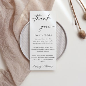 Puede incluir: Una sencilla tarjeta de agradecimiento blanca con caligraf&iacute;a negra que dice "Gracias" y "Familia + Amigos". La tarjeta incluye un mensaje expresando gratitud a los invitados por asistir a una celebraci&oacute;n y dese&aacute;ndoles una agradable velada. La tarjeta est&aacute; firmada "chrissy + thomas".