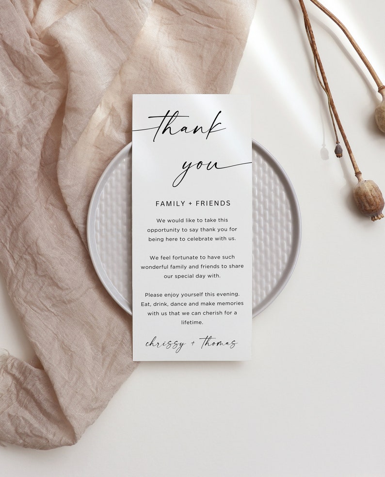 Puede incluir: Una sencilla tarjeta de agradecimiento blanca con caligraf&iacute;a negra que dice "Gracias" y "Familia + Amigos". La tarjeta incluye un mensaje expresando gratitud a los invitados por asistir a una celebraci&oacute;n y dese&aacute;ndoles una agradable velada. La tarjeta est&aacute; firmada "chrissy + thomas".