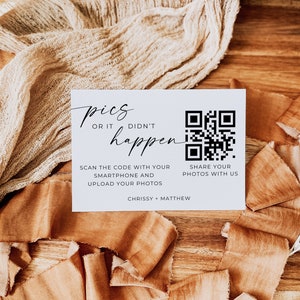 Puede incluir: Una tarjeta blanca con texto negro que dice "pics or it didn't happen". Un c&oacute;digo QR est&aacute; en el lado derecho de la tarjeta con el texto "Share your photos with us". Debajo del c&oacute;digo QR est&aacute; el texto "Chrissy + Matthew".