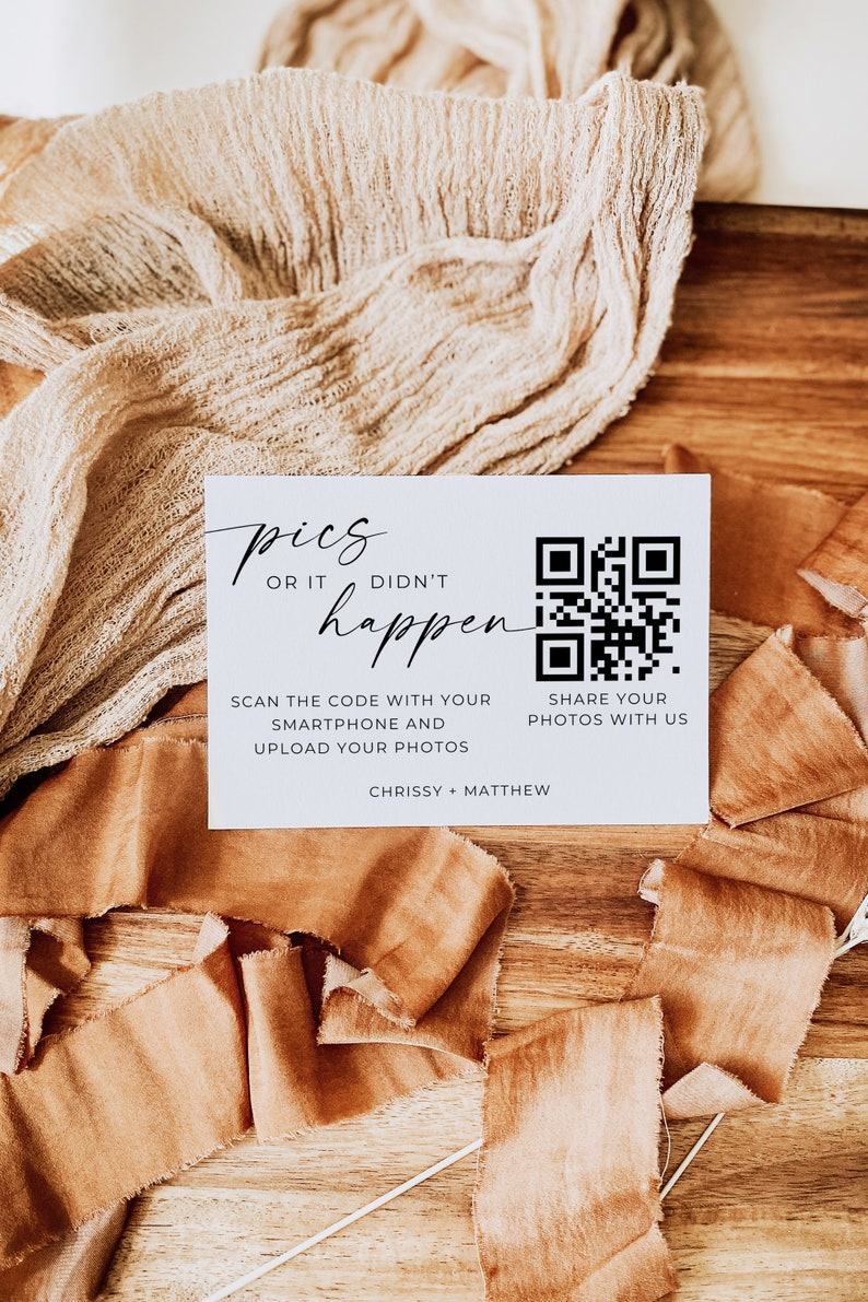 Puede incluir: Una tarjeta blanca con texto negro que dice "pics or it didn't happen". Un c&oacute;digo QR est&aacute; en el lado derecho de la tarjeta con el texto "Share your photos with us". Debajo del c&oacute;digo QR est&aacute; el texto "Chrissy + Matthew".