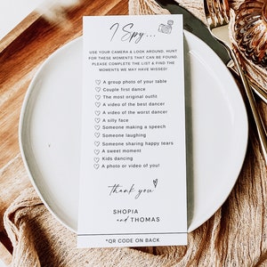 Peut inclure: Carte blanche avec du texte noir qui dit "I Spy..." et liste une s&eacute;rie d'activit&eacute;s li&eacute;es au mariage &agrave; photographier. La carte dit &eacute;galement "Merci" avec les noms "SHOPIA et THOMAS" et "*QR CODE AU DOS".