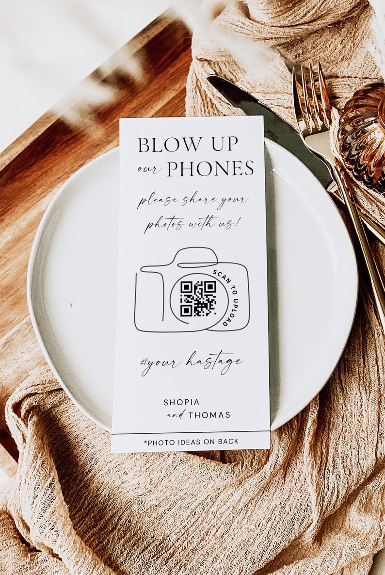 Peut inclure: Carte blanche avec du texte noir qui dit "Blow Up Our Phones" et un code QR avec le texte "Scan to Upload" et "#your hashtag" avec les noms "Shopia and Thomas" et le texte "*Photo Ideas on Back".