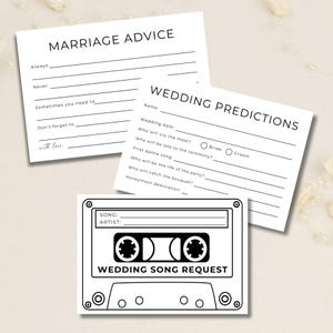 Puede incluir: Tres tarjetas blancas con texto negro para una boda. Una tarjeta dice "Consejos matrimoniales" con indicaciones para rellenar. Otra dice "Predicciones de boda" con preguntas. La tercera es un diseño de cinta de cassette con "Solicitud de canción de boda".