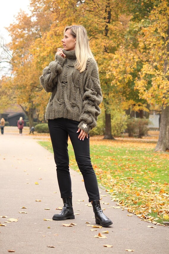 Warmer olivgrüner dicker handgestrickter Pullover für Frauen