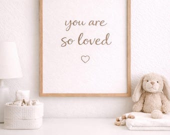 You Are So Loved afdrukbare kinderkamer muurkunst | Neutrale kinderkamerdecoratie | Babycitaatprint | Genderneutrale kinderkamerkunst | Direct downloaden