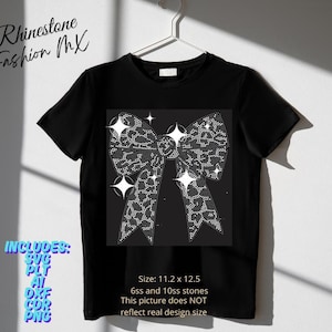 Op de afbeelding: Zwart T-shirt met een strass strik ontwerp en sprankelende accenten. Het shirt bevat de tekst "Rhinestone Fashion MX" en de tekst "INCLUDES: SVG, PLT, AI, DXF, CDR, PNG". Het strik ontwerp meet 28,4 x 31,8 cm.
