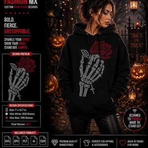 Op de afbeelding: Een zwarte hoodie met een strass-ontwerp van een skeletthand die een rode roos vasthoudt. Het ontwerp bestaat uit 628 witte en 299 rode strass-steentjes en meet 17,78 bij 32,26 cm. De tekst RHINESTONE FASHION MX is zichtbaar.