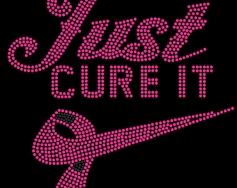 Könnte beinhalten: Ein schwarzes Grafikdesign mit den Worten "Just Cure It" in rosa Strasssteinen, begleitet von einem rosa Band. Das Design misst ca. 25.1 x 27.9 cm und enthält 1160 rosa Steine und 38 schwarze Steine.