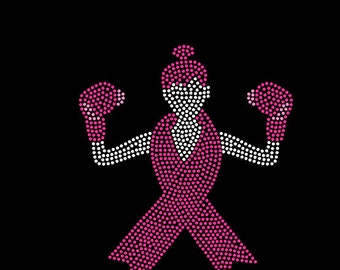 Könnte beinhalten: Schwarze Grafik mit einer Frau mit Boxhandschuhen und einem rosa Band, hergestellt aus weißen und rosa Strasssteinen. Der Text "NO ONE FIGHTS ALONE" befindet sich unter dem Bild, ebenfalls aus Strasssteinen.