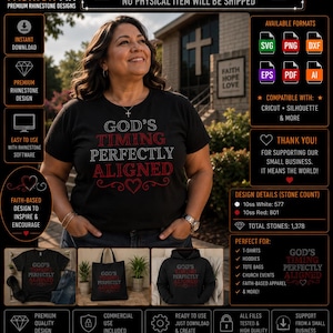 Pode incluir: Uma t-shirt preta com um design de strass que diz "GOD'S TIMING PERFECTLY ALIGNED" em letras brancas e vermelhas com um coração. O design é exibido numa t-shirt, num saco de compras e numa camisola com capuz, com detalhes da contagem de pedras.