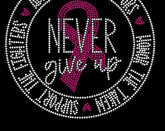 Könnte beinhalten: Ein schwarzes kreisförmiges Design mit den Worten "NEVER give up" und einem rosa Band aus kleinen rosa Punkten. Die Worte "Before the survivors, support the fighters" sind kreisförmig angeordnet.