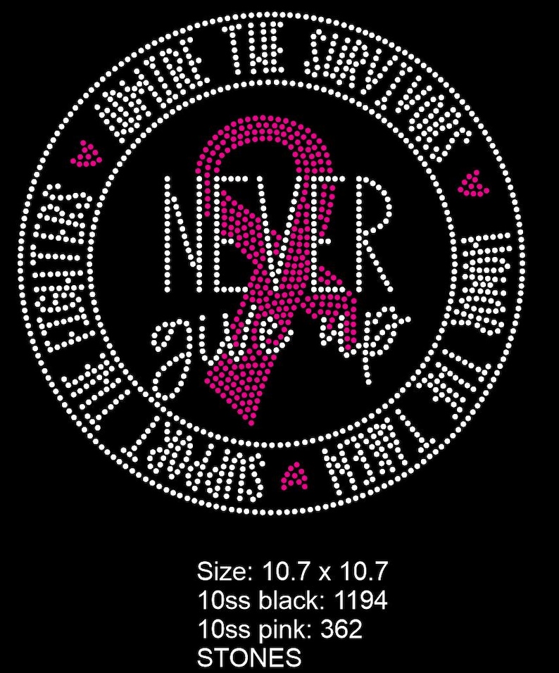 Może przedstawiać: Czarny okrągły wz&oacute;r z napisem "NEVER give up" i r&oacute;żową wstążką z małych r&oacute;żowych kropek. Słowa "Before the survivors, support the fighters" są w okręgu wok&oacute;ł wzoru.