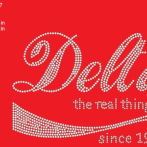 Op de afbeelding: Een rode achtergrond met een wit strass-ontwerp van het woord "Della" met de tekst "the real thing" en "since 1913" eronder.