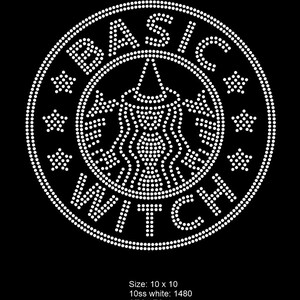 Peut inclure: Un motif circulaire sur fond noir, avec le texte "BASIC WITCH" en blanc pointill&eacute;. Le motif comprend une silhouette de sorci&egrave;re et des &eacute;toiles. La taille est de 25,4 x 25,4 cm.