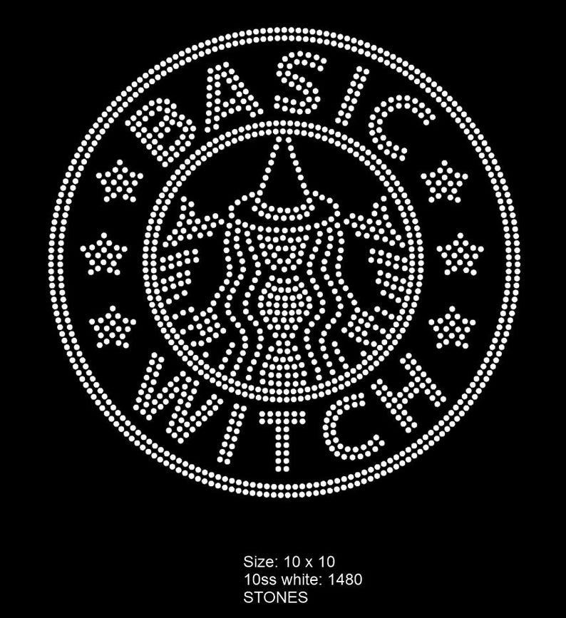 Peut inclure: Un motif circulaire sur fond noir, avec le texte "BASIC WITCH" en blanc pointill&eacute;. Le motif comprend une silhouette de sorci&egrave;re et des &eacute;toiles. La taille est de 25,4 x 25,4 cm.