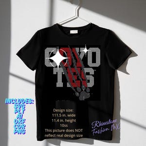 Pode incluir: T-shirt preto com um design de strass. O design apresenta a palavra "COYOTES" em strass brancos e vermelhos, com uma pegada e garras. O tamanho do design é de 283,2 cm de largura e 29 cm de altura.