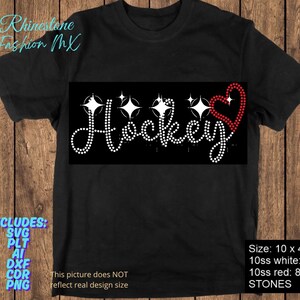 Peut inclure: T-shirt noir avec un motif en strass. Le motif présente le mot "Hockey" en strass blancs, avec un cœur en strass rouge. Le t-shirt comprend également le texte "Rhinestone Fashion MX".
