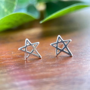 Boucles d'oreilles étoile en argent sterling, clous d'étoiles, boucle d'oreille pentagrammes, boucles d'oreilles étoile ouvertes, boucles d'oreilles unisexes, boucles d'oreilles y2k, clous en argent, étoile argentée,
