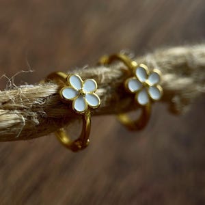 Daisy Flower Huggie Hoop Earrings in Sterling Silver, Gold huggies earrings, Flower Hoop Earrings, Floral Earrings