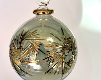 Mundgeblasene ägyptische Glas-Weihnachtsverzierung: Goldblatt-Globus-Design, handgemachtes Feiertagsdekor
