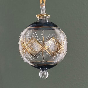 Globo de Natal em vidro soprado à boca com estrelas douradas pintadas à mão e detalhes em ouro 14K.