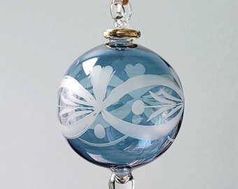 Mundgeblasene Glas Christbaumkugel: Pastell Globus mit geätztem Blumenmuster