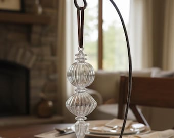 Mundgeblasene Glas Weihnachtsverzierung: Elegante Wirbelkugel mit tropfenförmigem Akzent aus klarem ägyptischem Kunstglas