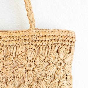 Floral Crochet Straw Tote Bag with Zipper – Fully Lined Summer Beach Bag, Boho Shoulder Bag with Pocket, Handmade Woven Purse