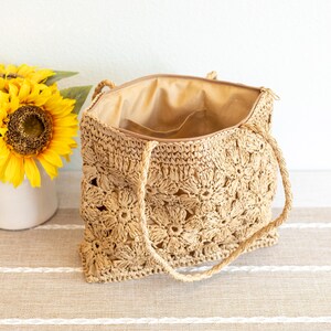 Floral Crochet Straw Tote Bag with Zipper – Fully Lined Summer Beach Bag, Boho Shoulder Bag with Pocket, Handmade Woven Purse