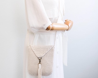 Minimalistische gehäkelte Quaste Umhängetasche - handgefertigte Boho-Chic-Geldbeutel in Weiß oder Braun