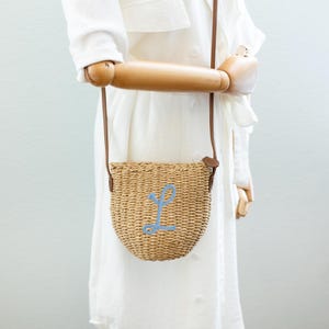 Bolsa transversal de palha trançada à mão: bolsa de verão boho com alça de couro sintético