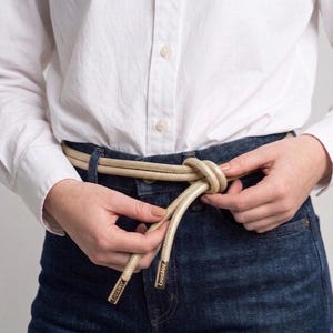 Cinturón de cuerda de cuero suave con cierre de lazo en dorado claro