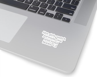 Puede incluir: Una pegatina blanca con el texto "Hot girls watch formula one and read books <3" está colocada en un portátil plateado. La pegatina tiene forma redondeada y fuente negra. El teclado del portátil es visible en el fondo.