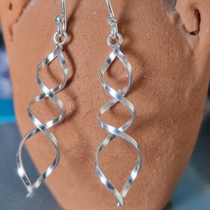 Boucles d'oreilles pendantes pendantes torsadées en argent, spirale minimaliste incurvée, fil métallique torsadé très brillant, fait main, cadeau d'anniversaire idéal pour elle