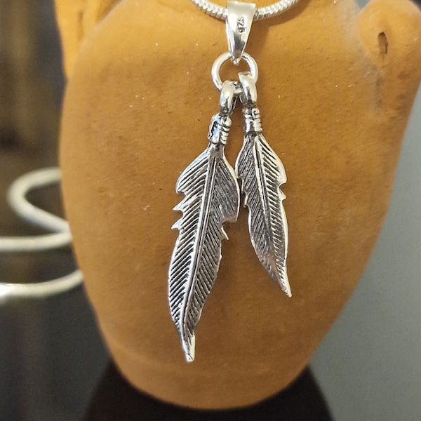 Pendentif plume en argent Charm plume en argent sterling 925 Collier plume Pendentif amérindien Cadeau d'anniversaire pour la fête des pères ou des mères.