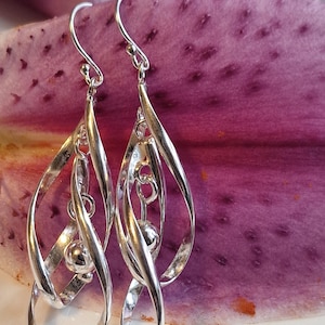 Boucles d'oreilles pendantes pendantes torsadées en argent, spirale minimaliste incurvée, fil métallique torsadé très brillant, fait main, cadeau d'anniversaire idéal pour elle