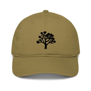 Peut inclure: Une casquette de baseball kaki avec une silhouette noire d'un Joshua Tree brodée sur le devant.