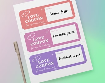 Puede incluir: Tres cupones de amor imprimibles con fondos rosa, morado y azul. Cada cupón tiene un diseño de corazón y el texto "LOVE COUPON for my Valentine". Los cupones son válidos para un paseo panorámico, un picnic romántico y un desayuno en la cama.