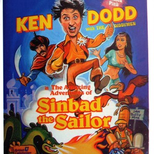 Peut inclure: Une affiche vintage annonçant une représentation théâtrale de "Les Aventures Extraordinaires de Sinbad le Marin" avec Ken Dodd et les Diddymen. L'affiche présente une illustration de Ken Dodd déguisé en Sinbad, tenant une lampe magique, avec un génie qui en sort. L'affiche présente également une illustration d'un dragon crachant du feu.