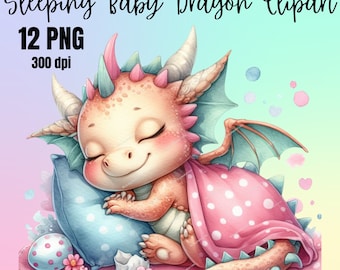 Könnte beinhalten: Ein süßer, orangefarbener Baby-Drache mit grünen Flügeln schläft auf einem blauen Kissen mit weißen Punkten. Der Drache ist in eine rosa Decke mit weißen Punkten gewickelt. Der Drache liegt auf einem rosa und weißen Teppich mit einem blauen Ei und rosa Blumen.