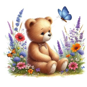 K&ouml;nnte beinhalten: Ein brauner Teddyb&auml;r sitzt in einem Feld mit violetten, blauen und gelben Wildblumen. Ein blauer Schmetterling fliegt &uuml;ber dem B&auml;ren.