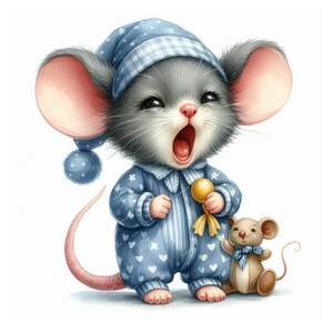 Pu&ograve; includere: Un topo grigio che indossa un pigiama blu e bianco con un berretto da notte blu e bianco, sbadiglia e tiene un sonaglio giallo. Un topo di peluche marrone con un fiocco blu &egrave; in piedi accanto al topo.