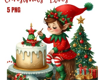 Op de afbeelding: Een kerst elf met een rode muts met een witte rand en een groen-rood gestreept pakje versiert een gingerbread cake met een mini kerstboom erop. De elf zit op een boomstronk met een kerstboom en cadeautjes op de achtergrond.