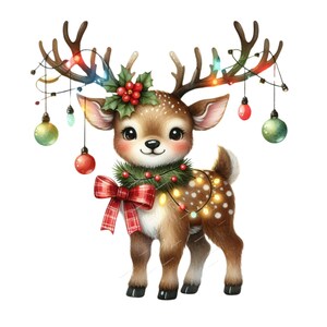 Puede incluir: Ilustraci&oacute;n de un reno decorado para Navidad. El reno tiene pelaje marr&oacute;n con manchas blancas, adornado con una corona de acebo, un lazo a cuadros rojo y luces de cadena con bombillas de colores. Adornos cuelgan de sus cuernos.