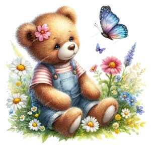 K&ouml;nnte beinhalten: Ein brauner Teddyb&auml;r, der ein blaues Jeans-Overallkleid und ein rosa Blumenband tr&auml;gt, sitzt in einem Feld mit bunten Blumen. Ein blauer Schmetterling fliegt &uuml;ber dem B&auml;ren.