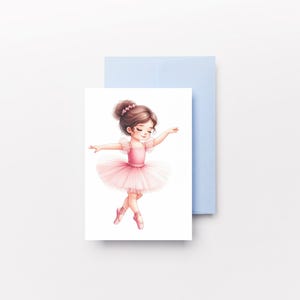 Op de afbeelding: Waterverfillustratie van een jonge ballerina in een roze tutu en spitsschoenen. De ballerina heeft bruin haar en poseert sierlijk. De illustratie staat op een witte kaart met een lichtblauwe envelop erachter.